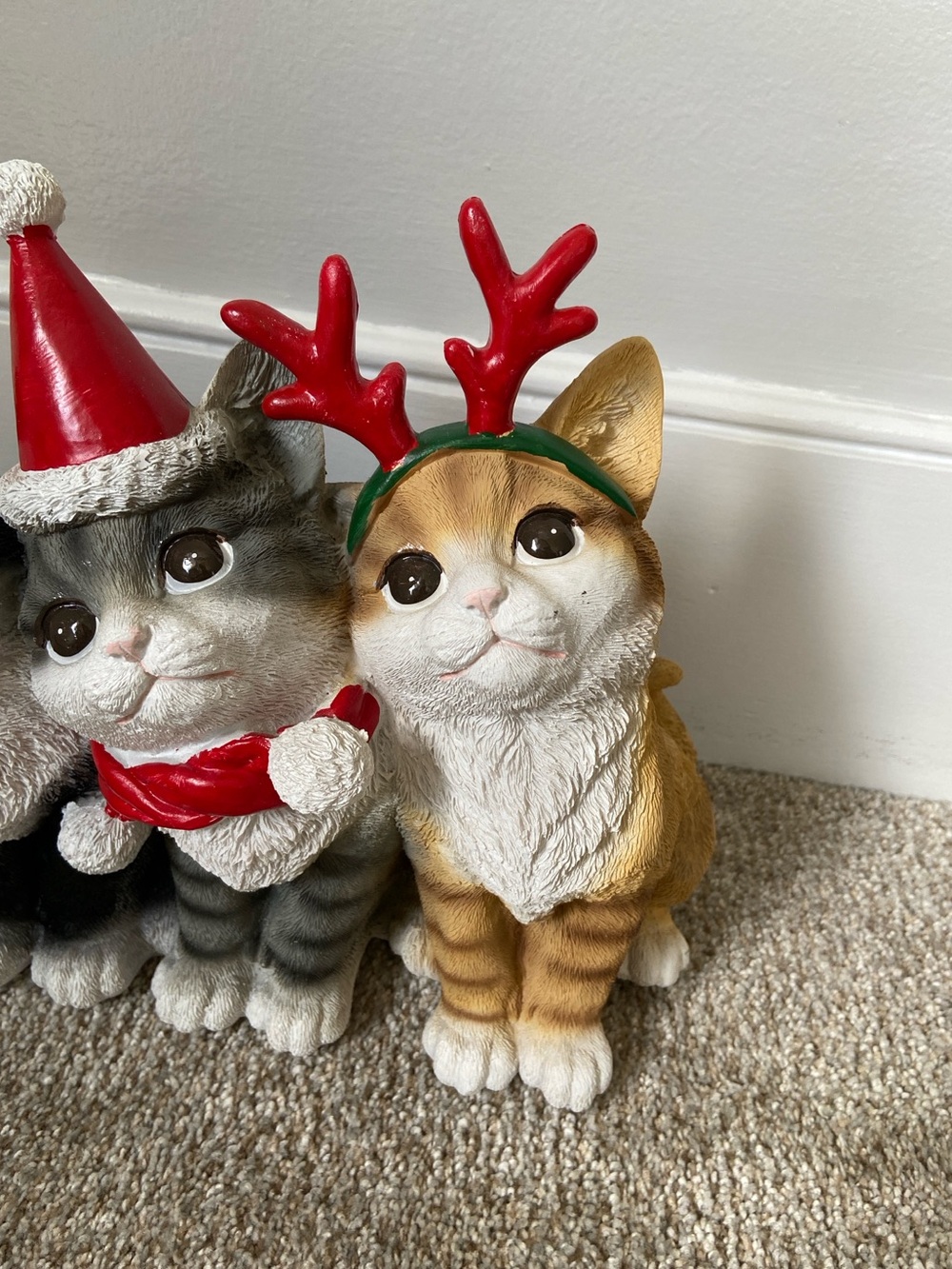 NWOT Christmas Holiday Cat Trio Resin Statue Decor TJ Maxx - Picture 9 of 15